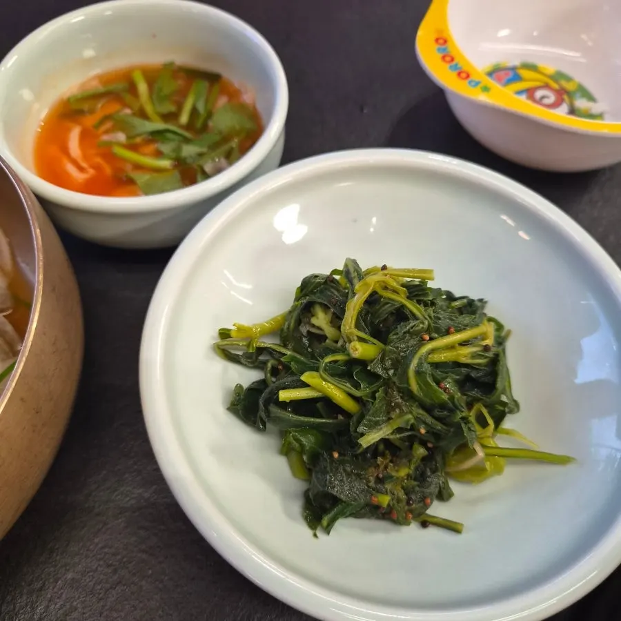 더진지 반찬 접시 클로즈업