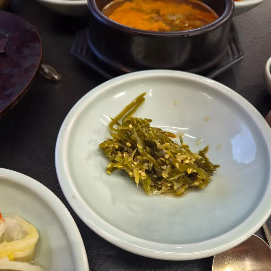 더진지 밑반찬 구성