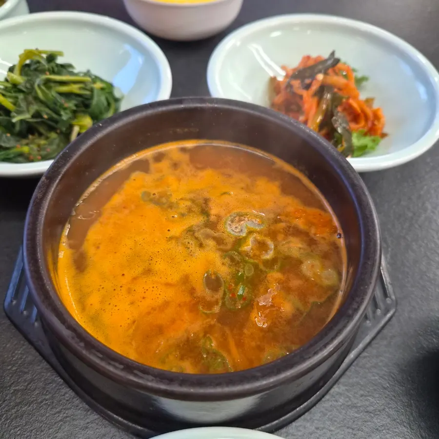 게장과 청국장, 공깃밥까지 차려진 한상