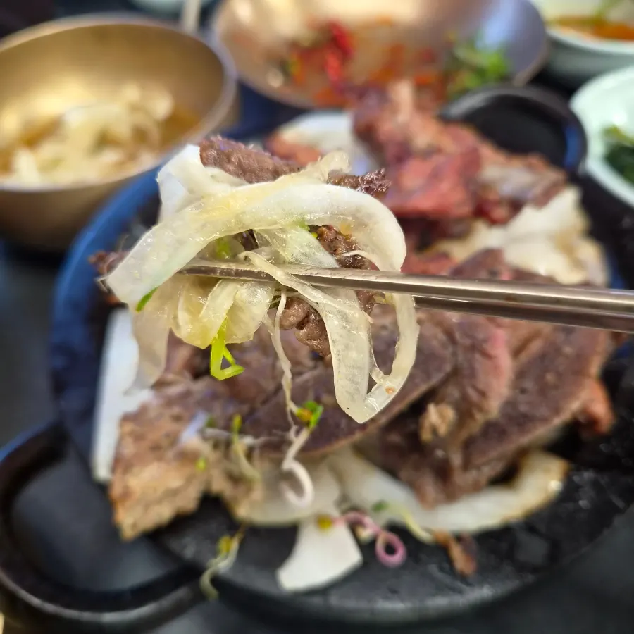 구워 나온 갈비와 밑반찬 한상