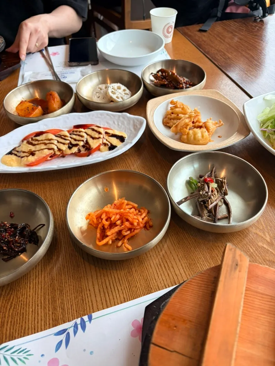 A full table setting of San-deomi Pa Bulgogi