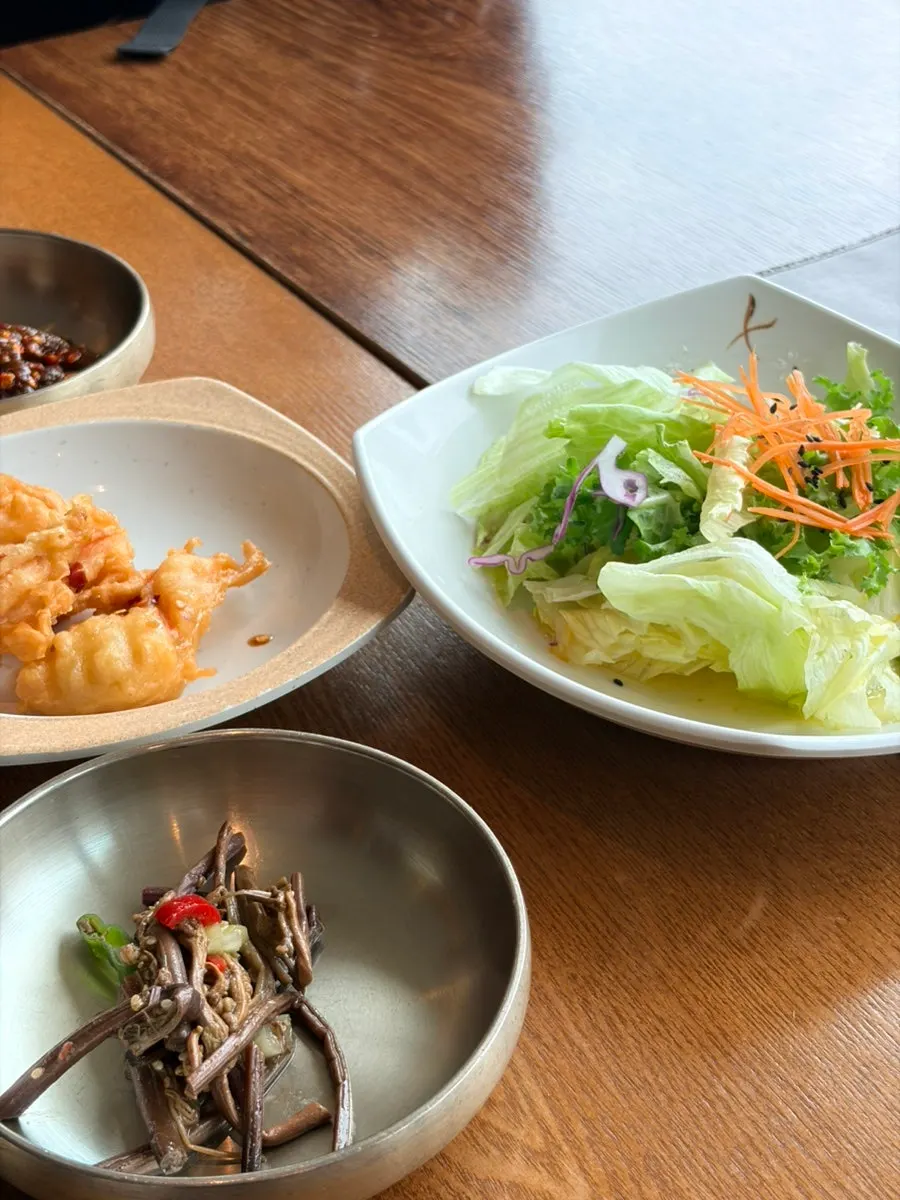 Deulbabae San-deomi Pa Bulgogi table setting