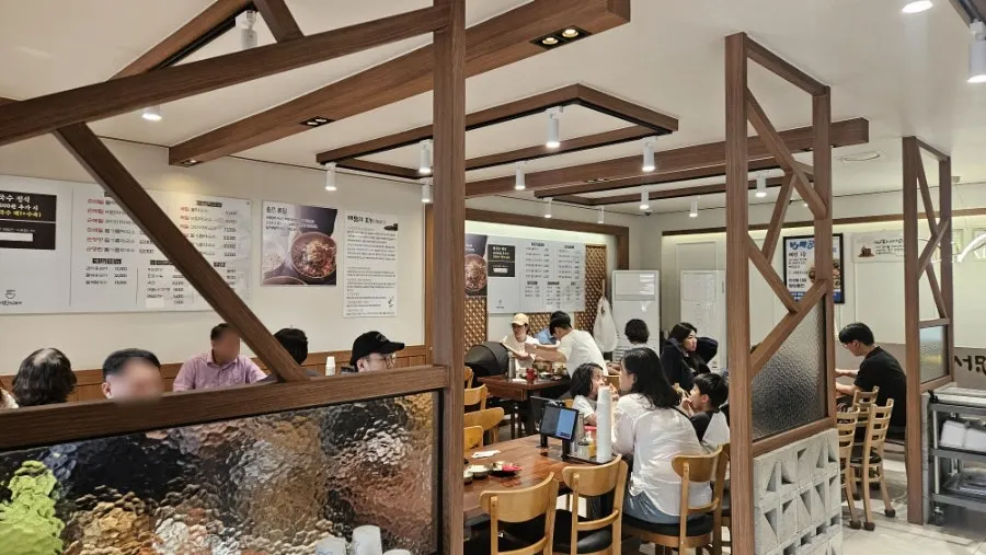 ランチタイムのソミンマッククス店内