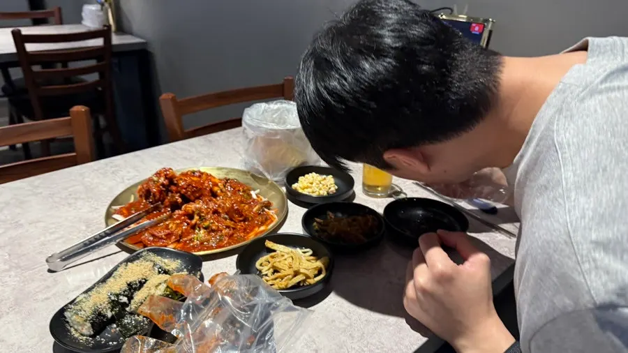 Table scene eating the spicy marinated crab together