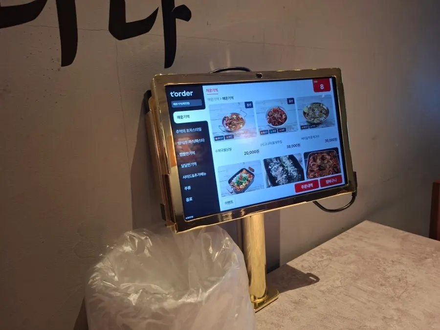 Restaurant table and ordering tablet