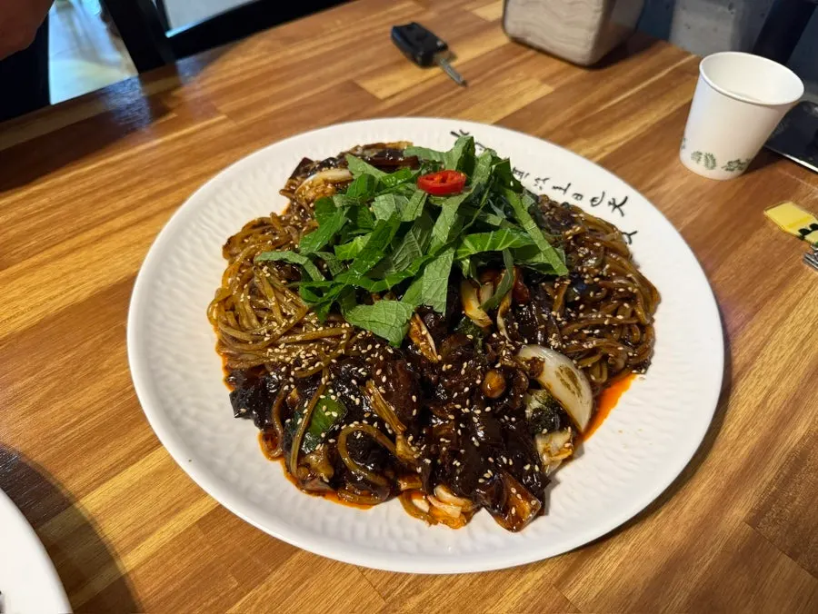 Tangsuyuk berlapis minyak daun bawang dan daging lembut