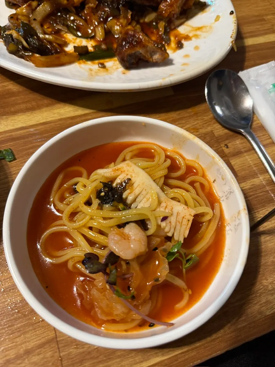Tray jjajang dengan mi buatan sendiri