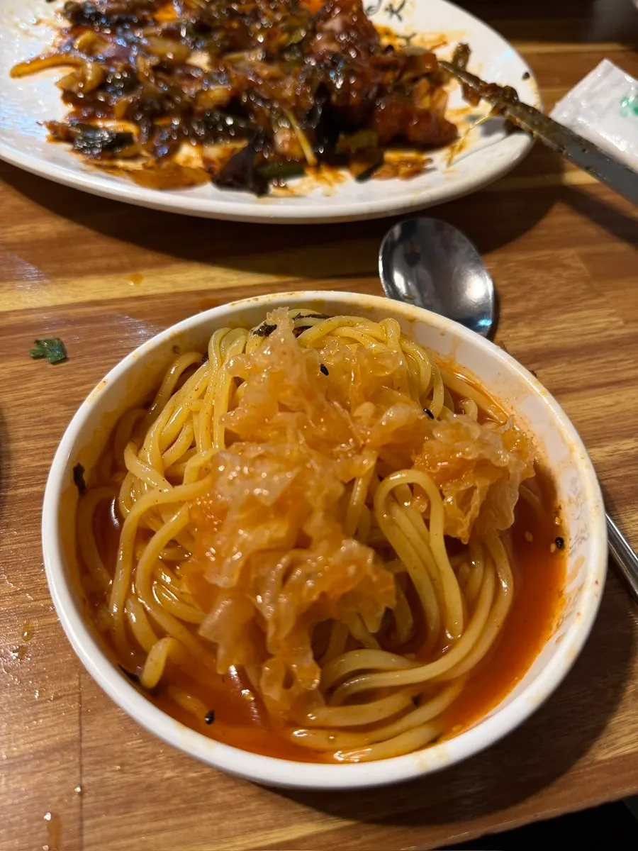 Tray jjajang dengan mi kenyal