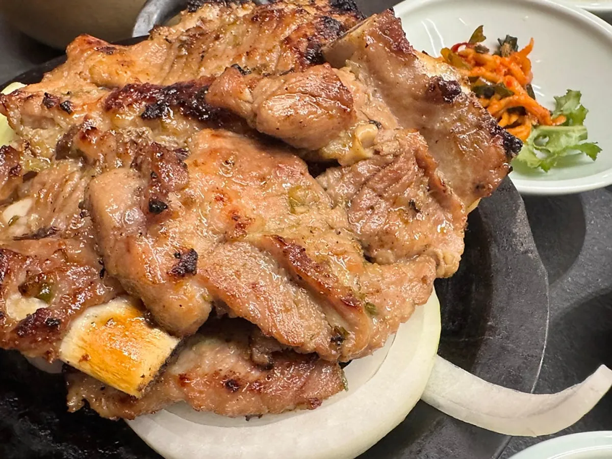 Mâm sườn heo nướng than 2 người đầy đặn
