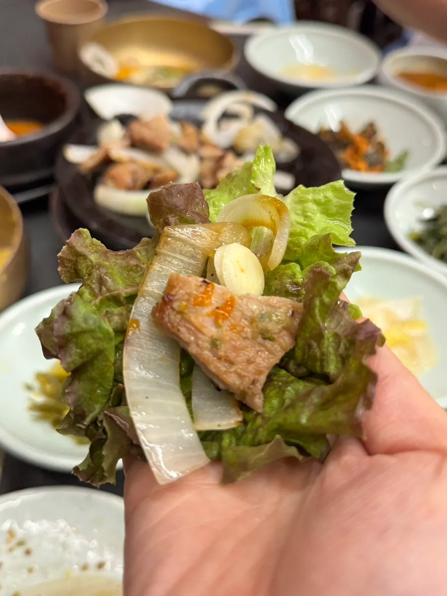 Cuốn xà lách với sườn heo nướng than