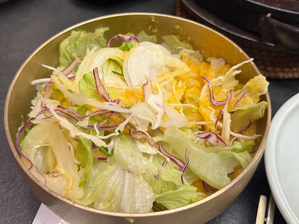Đĩa salad được refill từ quầy self-bar