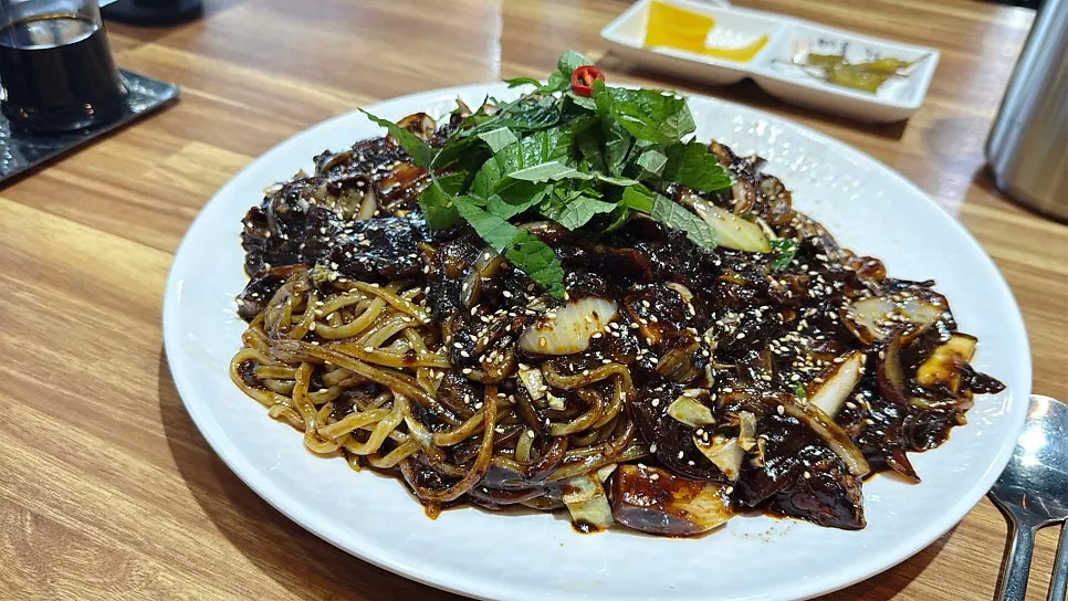 Cream tangsuyuk and tray jjajang listed on the Nangman Jjajang menu