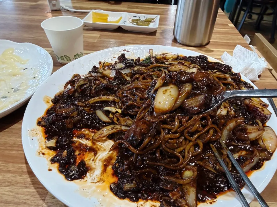 Tray jjajang plate loaded with vegetables and toppings