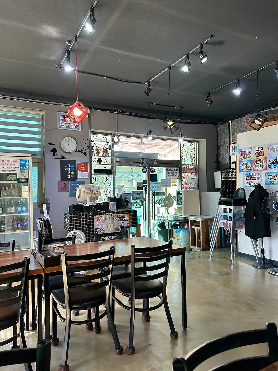 Spacious, clean interior of Nangman Jjajang