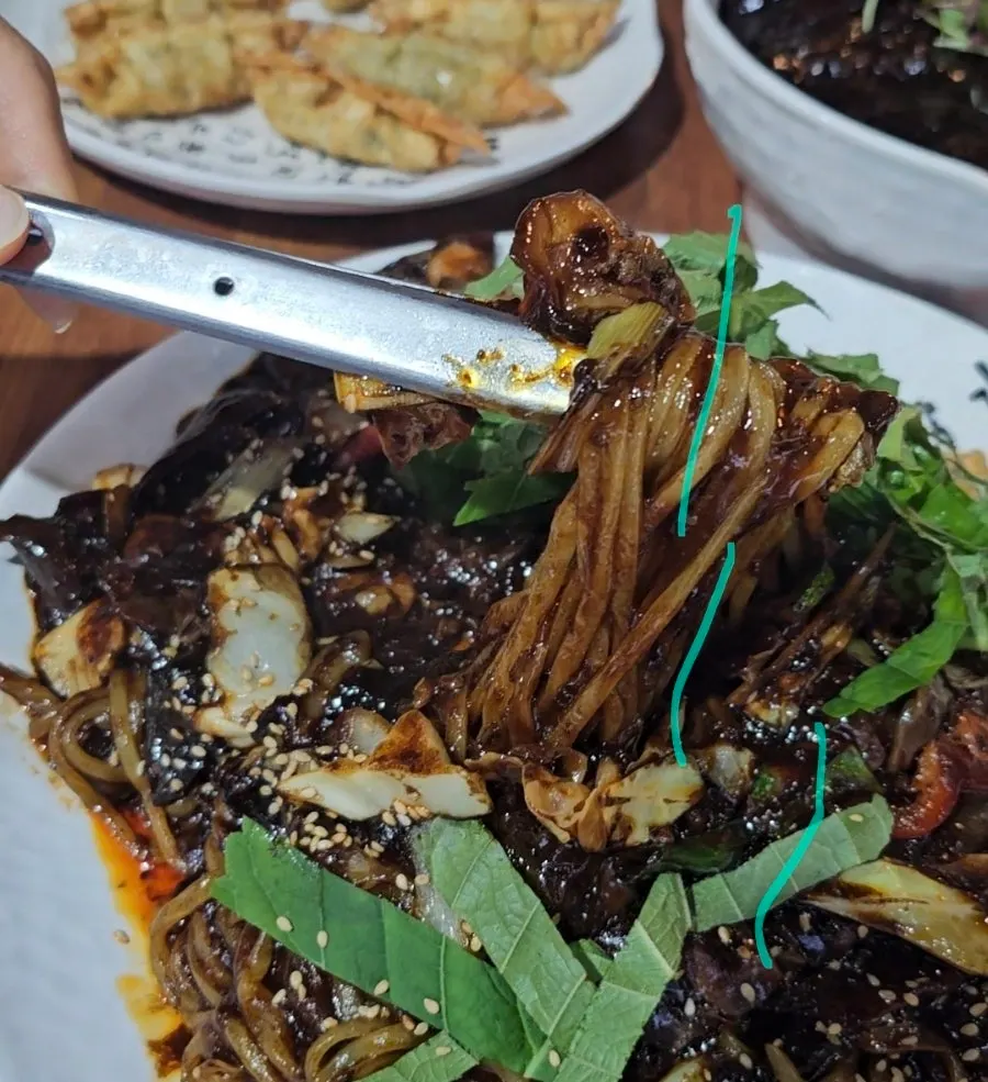 깻잎을 올린 쟁반짜장 사진