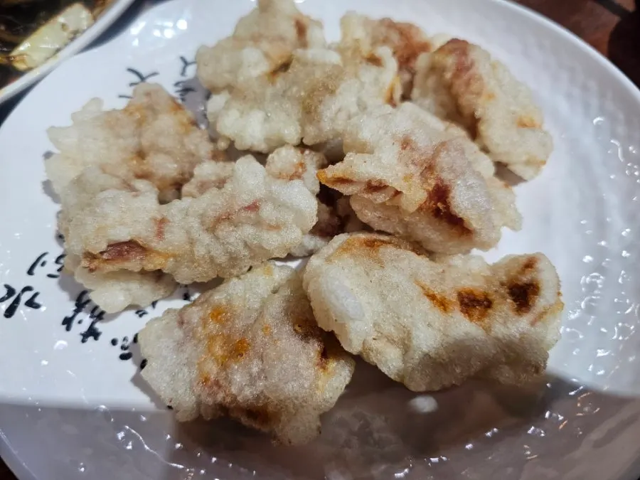 소스를 따로 담은 크림탕수육 사진