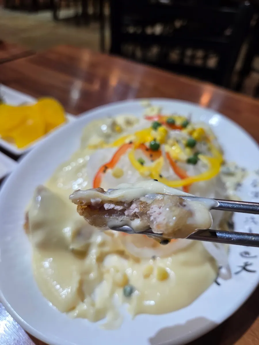 Close-up of tangsuyuk with thick cream sauce