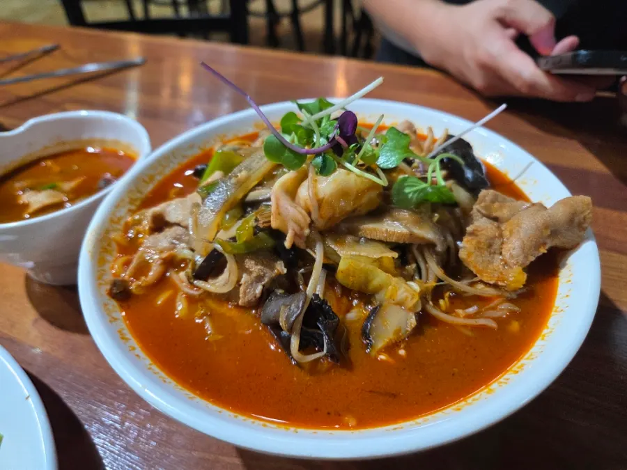 Jjamppong with squid, mung bean sprouts, and beef brisket