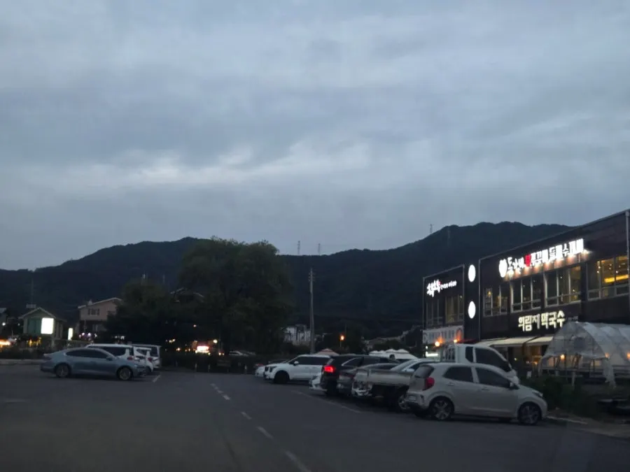 Entrance road blocked by a bollard at the Uirimji parking lot