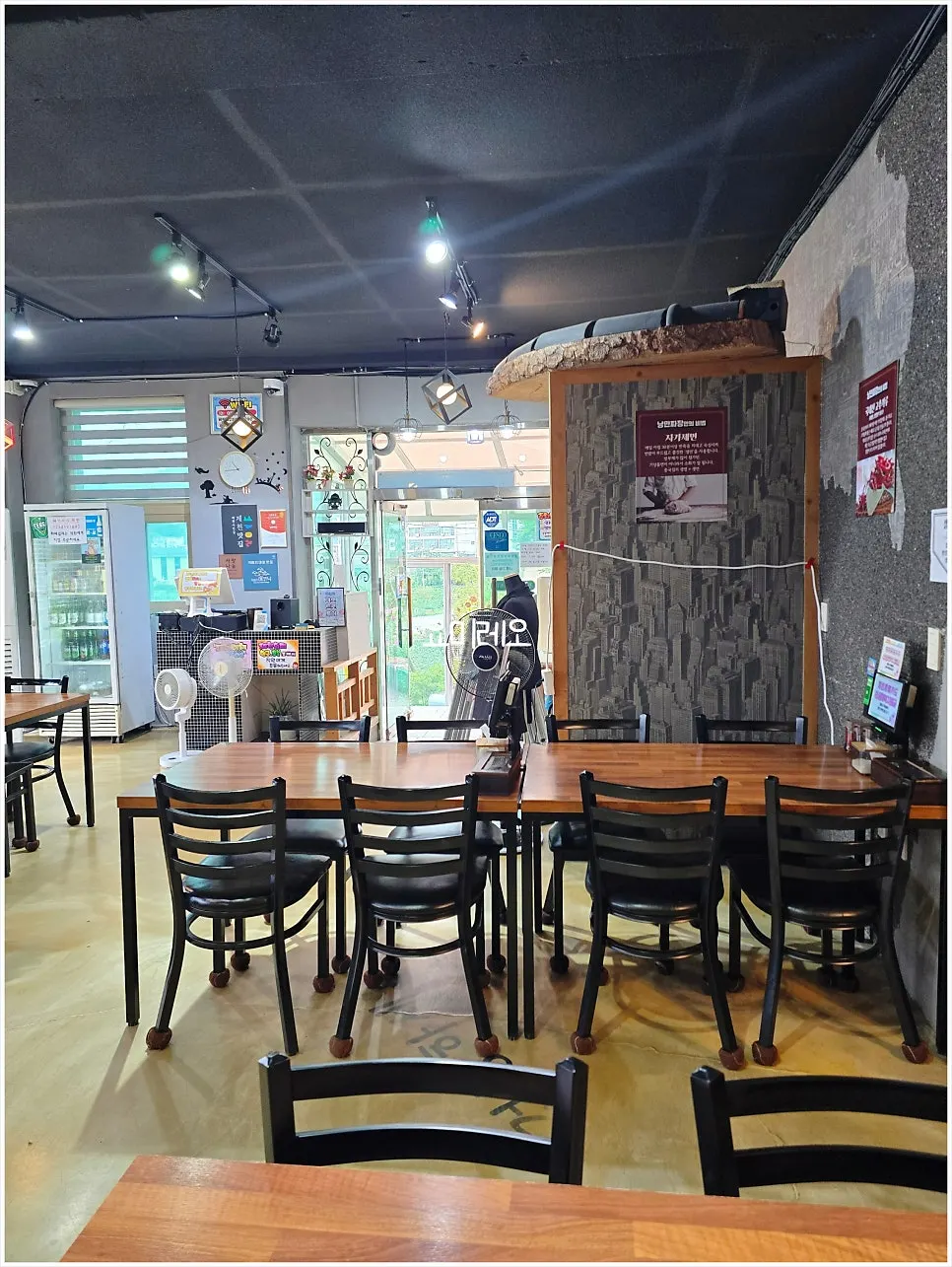 낭만짜장 홀 대형 통창과 블라인드
