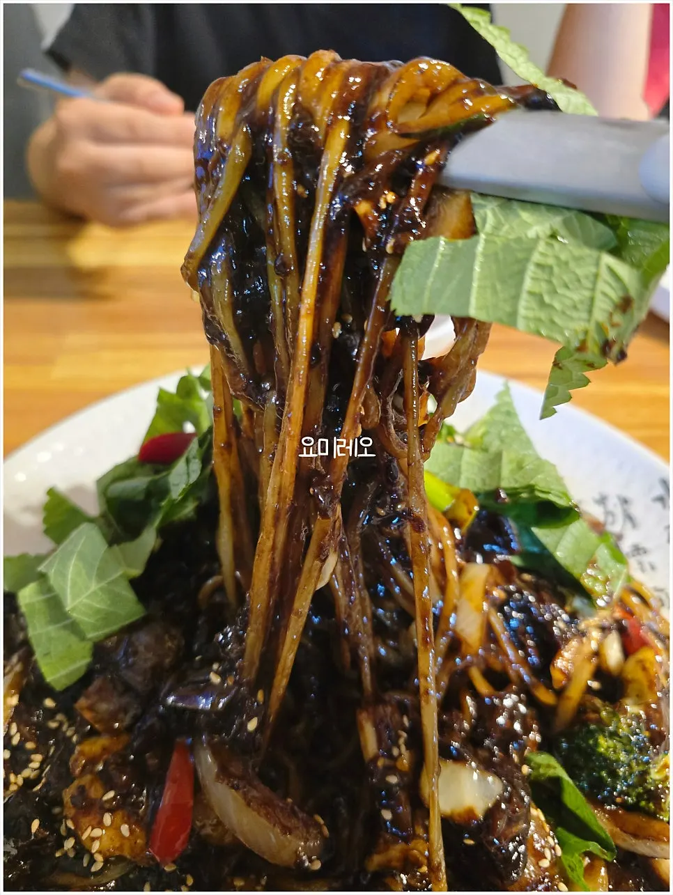 생깻잎이 수북한 낭만짜장 쟁반짜장