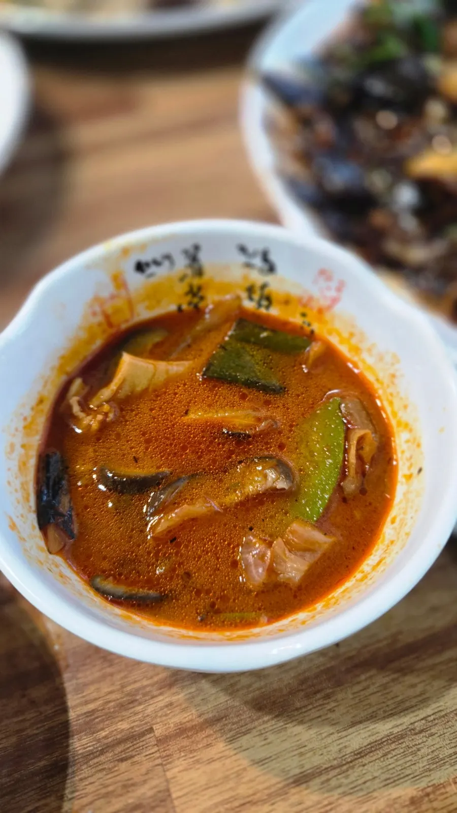 야채가 가득 들어간 볶음밥 접시