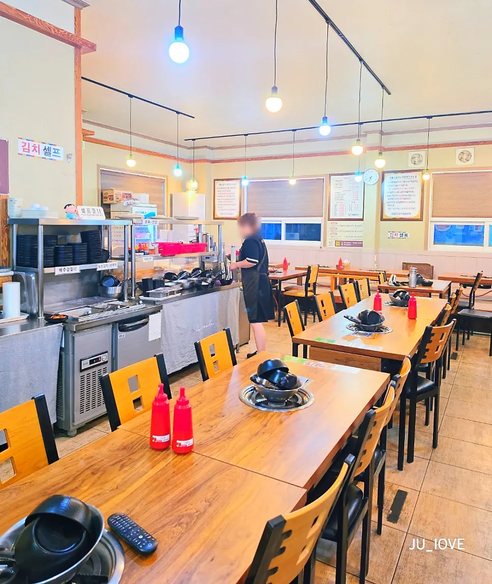 Interior of the 2nd-floor Jedam Kalguksu Hyangnam Branch