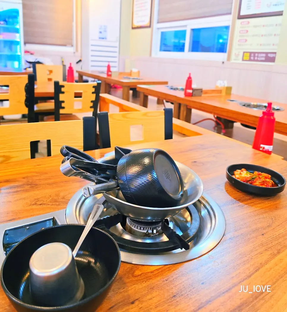Comfortable seating at the neighborhood kalguksu restaurant