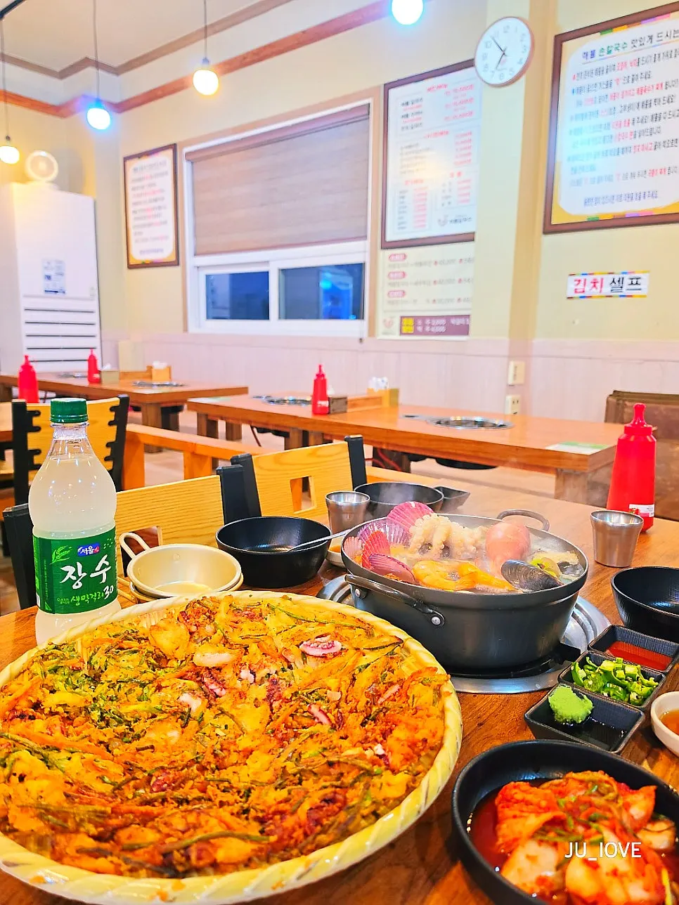 Side dishes of fresh kimchi and pickled radish for the kalguksu