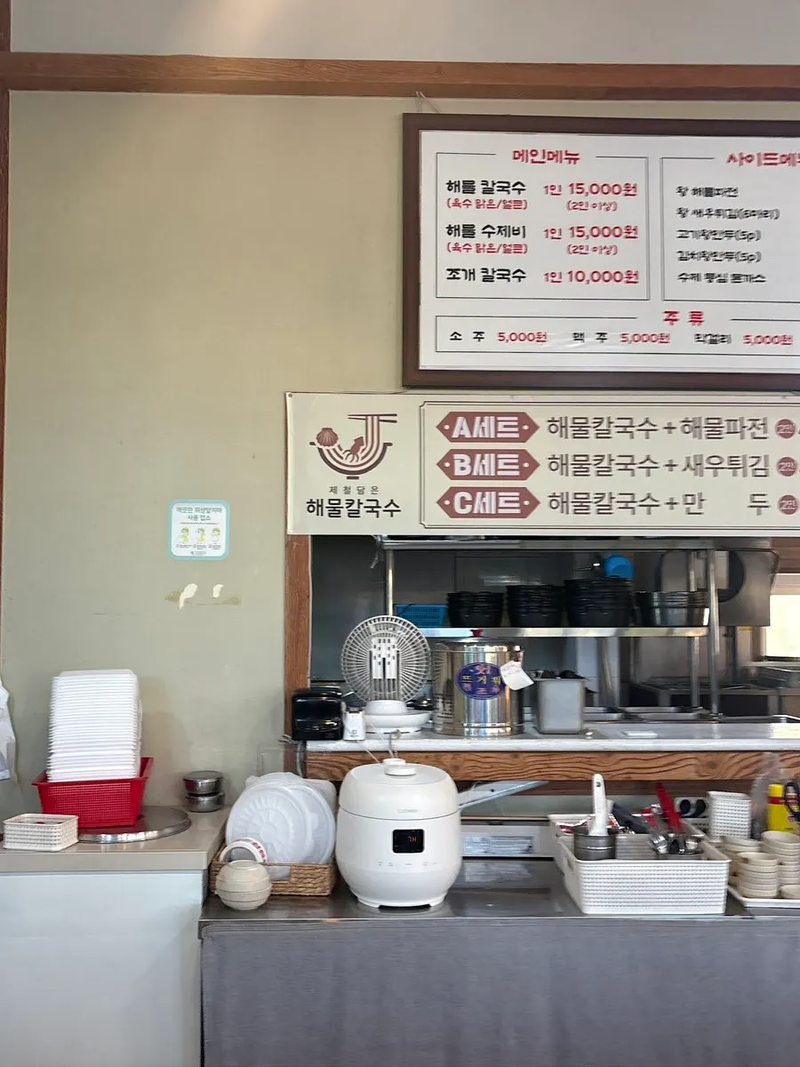 테이블 간격이 넓은 매장 실내