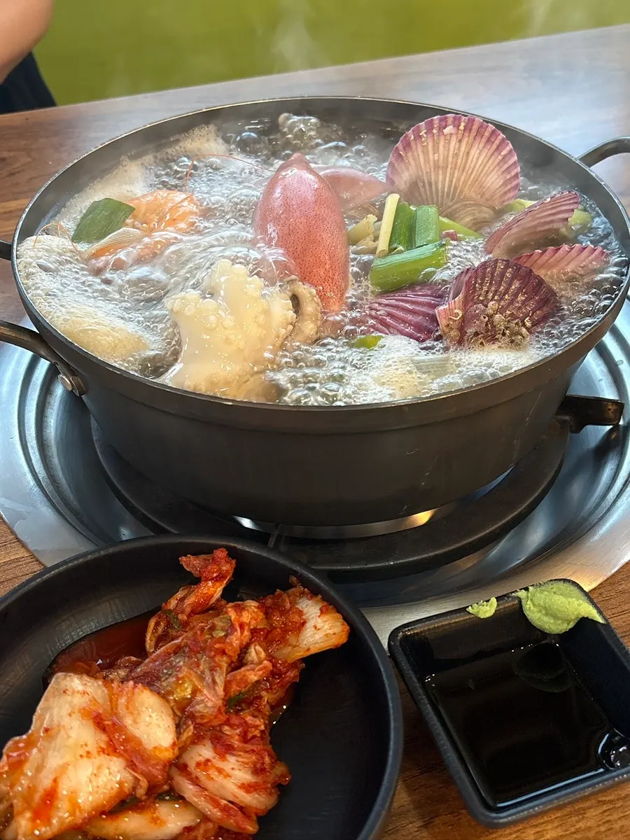 해물칼국수와 세트메뉴가 적힌 메뉴