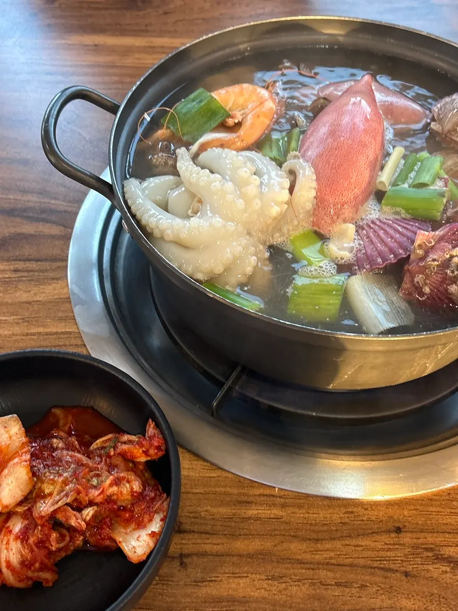 주문한 해물칼국수와 사이드 만두