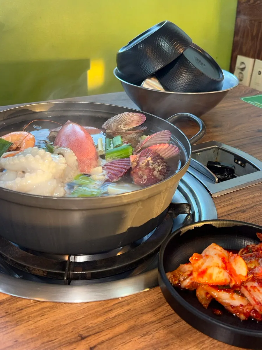 오징어와 조개가 가득한 해물 냄비