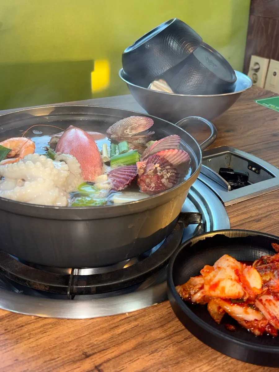 끓고 있는 해물칼국수 육수