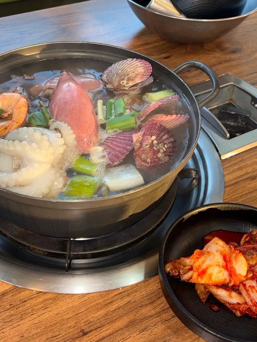 가위로 자른 오징어와 낙지 해물