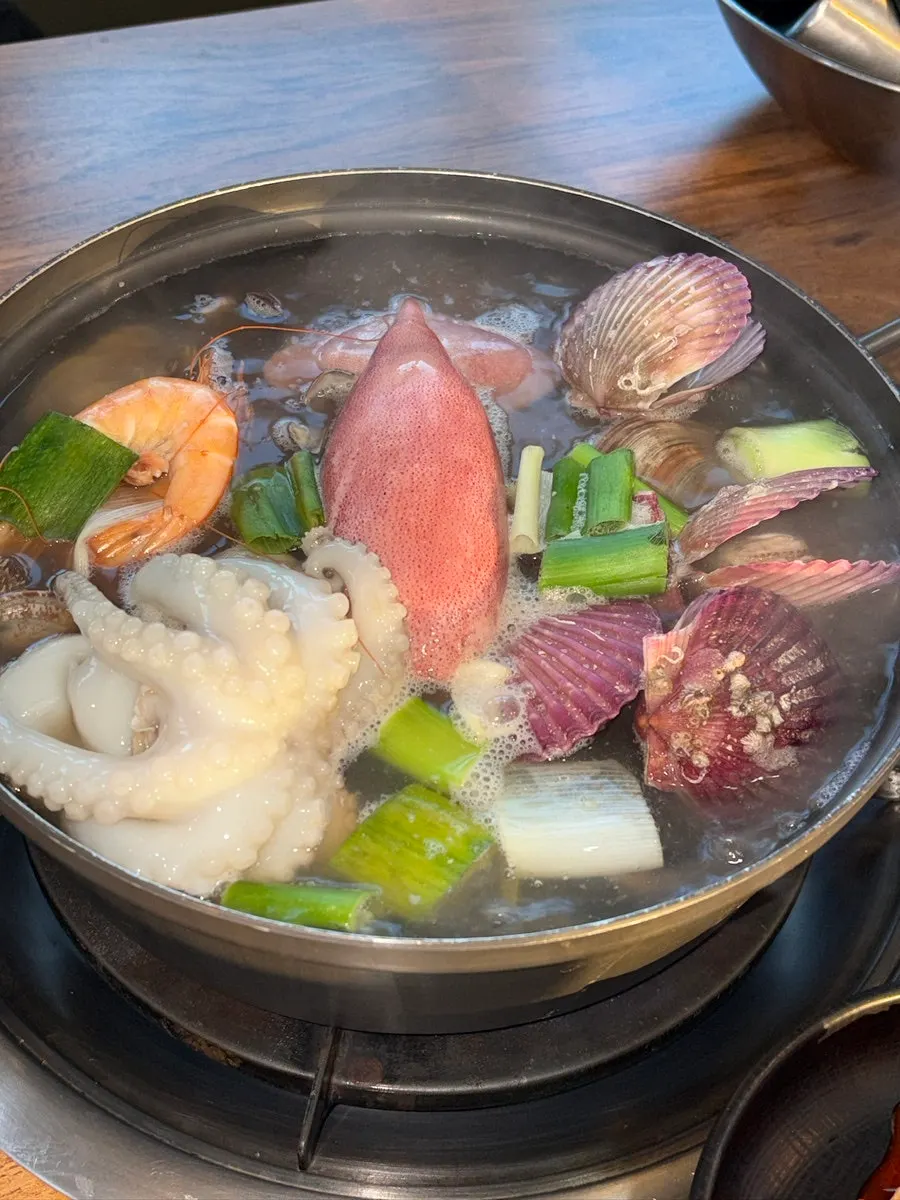 초장에 찍어 먹는 싱싱한 해산물