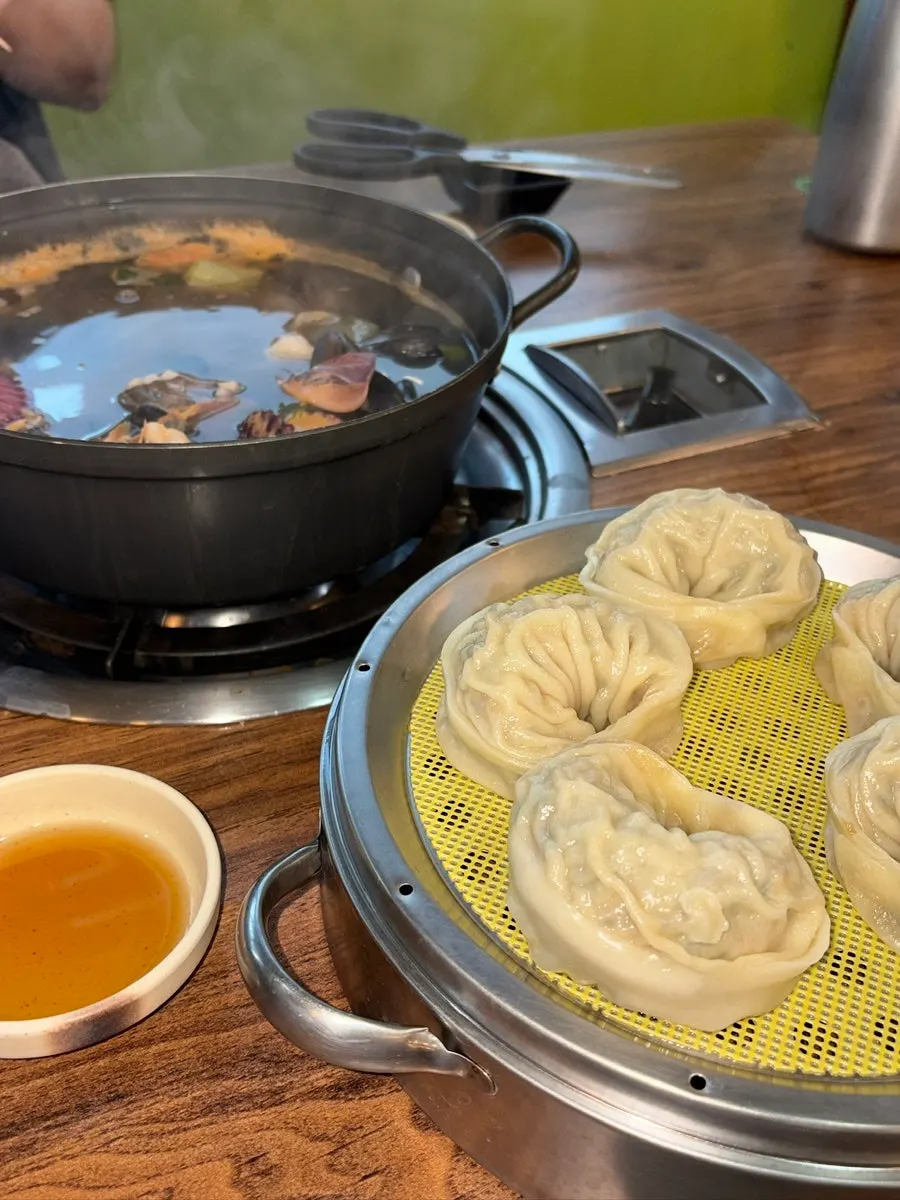 남은 육수에 넣어 끓인 수타 칼국수 면