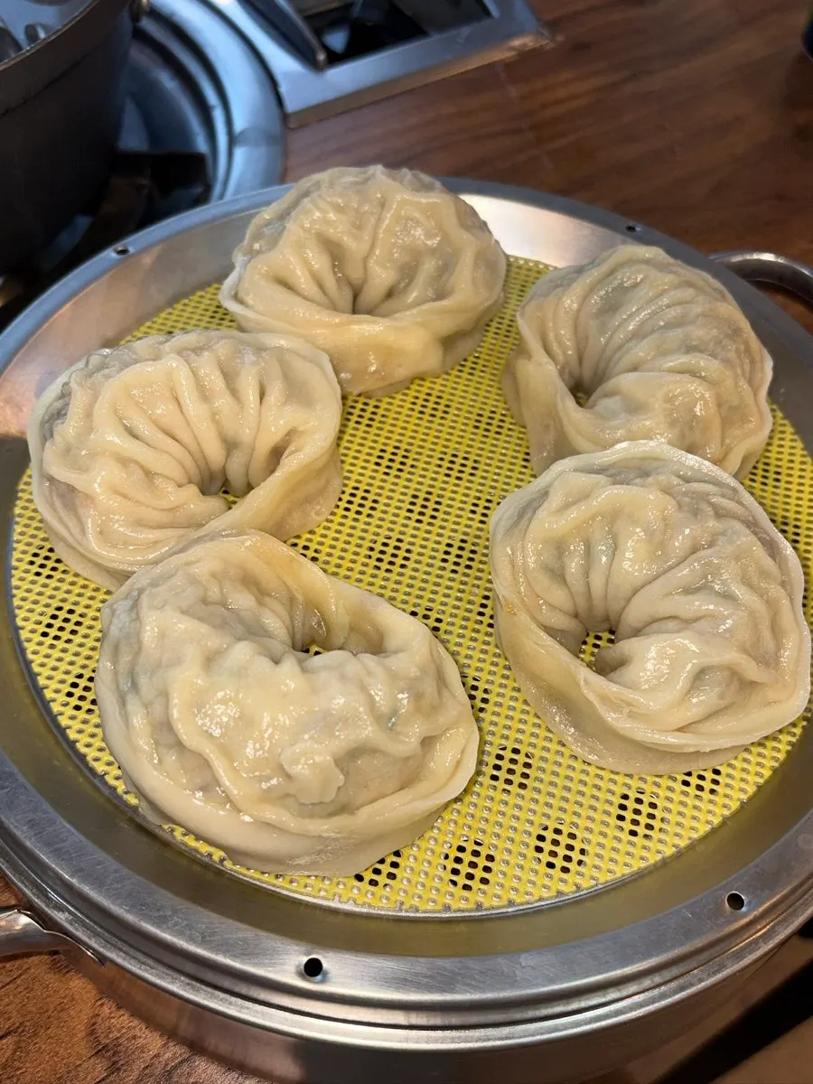 칼국수 면을 건져 올린 모습