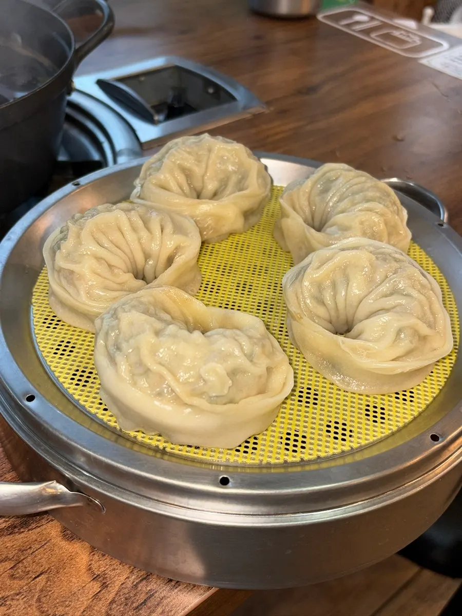 찜기에 담겨 나온 김치만두와 고기만두