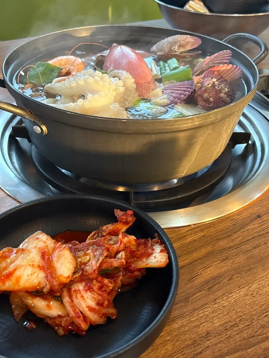 식사를 마친 해물칼국수 상차림