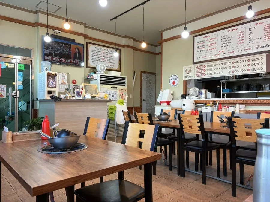제담칼국수 향남점 내부 테이블 좌석