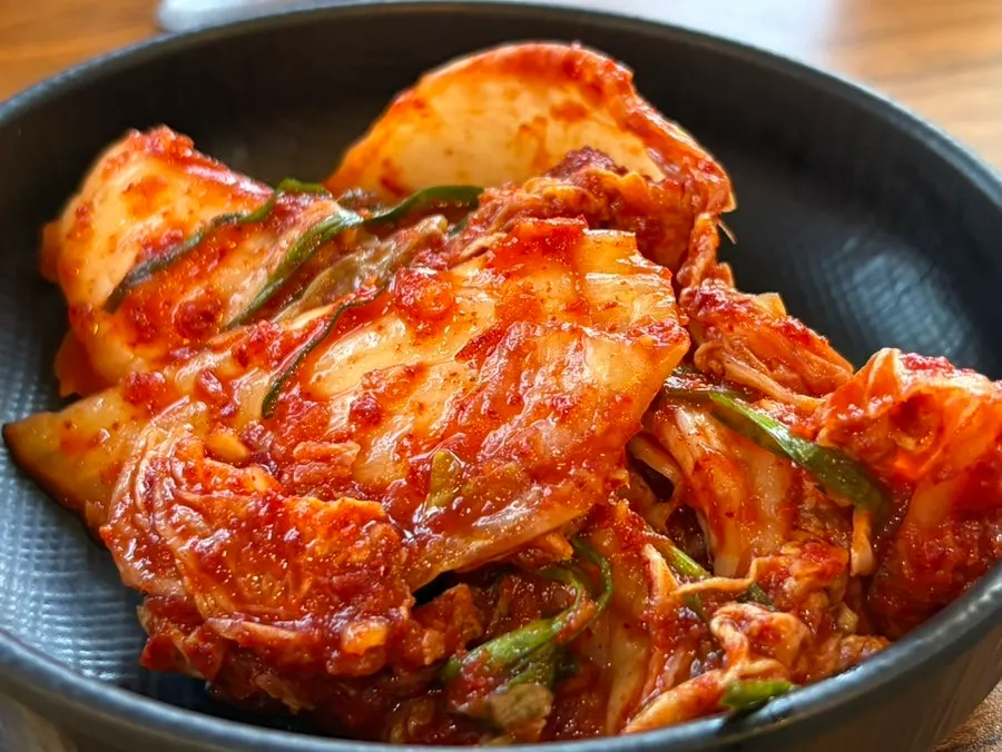 해물칼국수 2인분과 함께 차려진 밑반찬 상차림