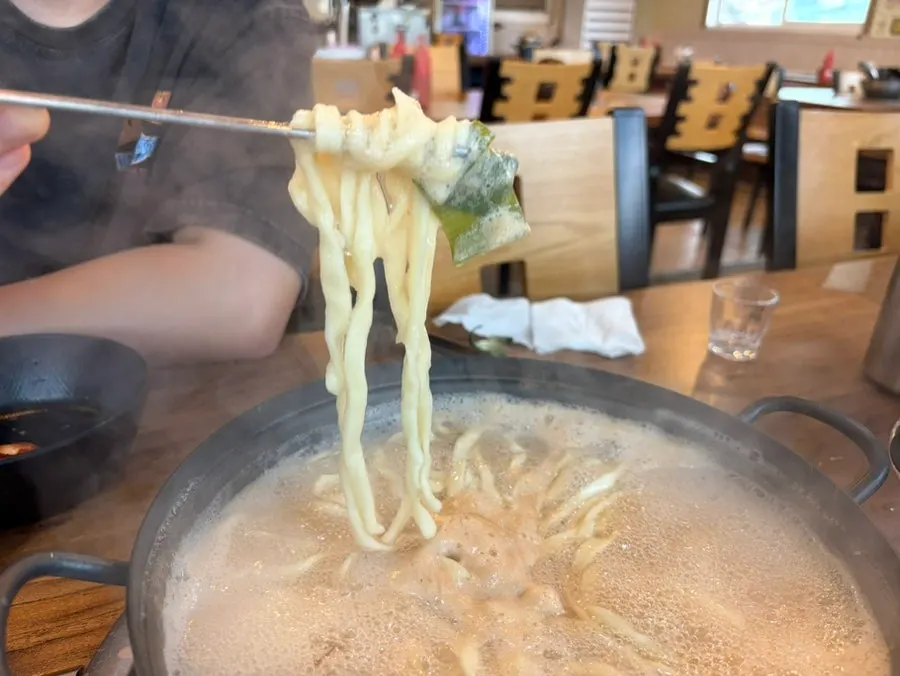 그릇에 덜어낸 해물칼국수 면과 국물