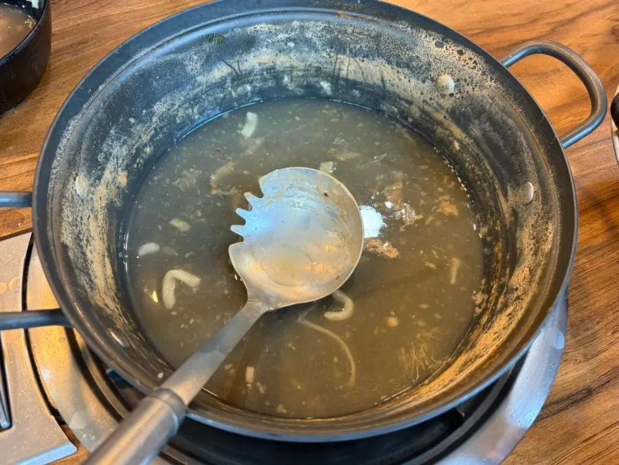 쫄깃한 칼국수 면을 건져 올린 모습