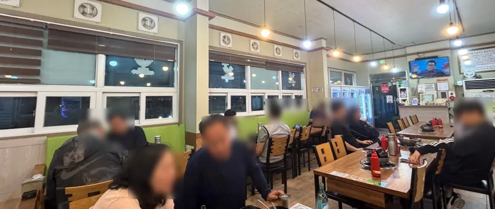 Spacious, comfortable table seating at Jedam Kalguksu Hyangnam Branch