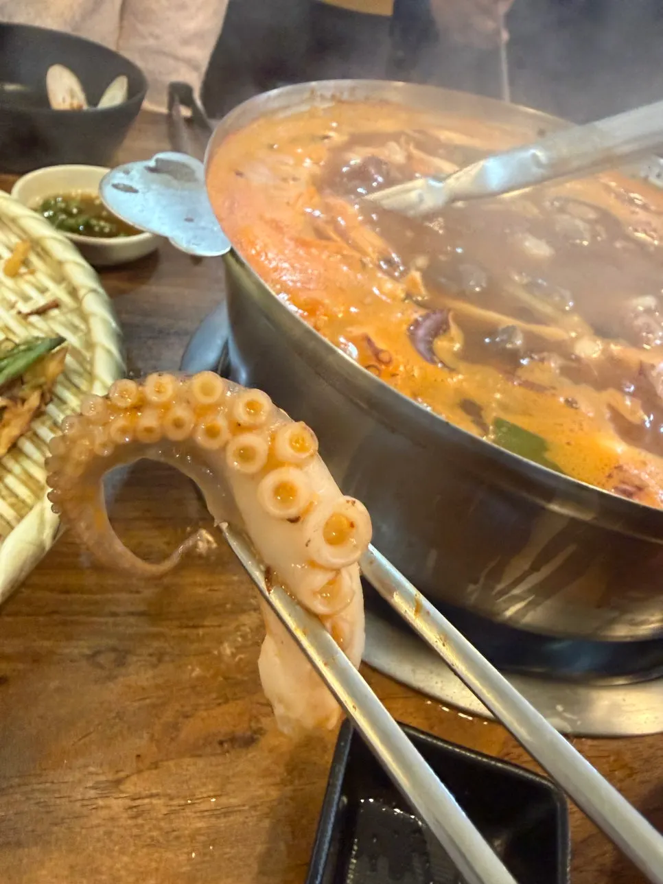 Octopus and baby octopus cut with scissors into the seafood kalguksu