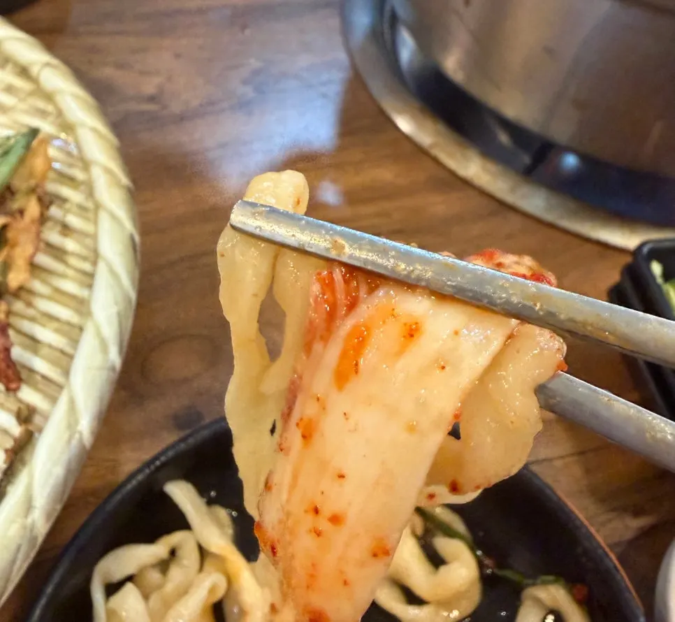 A bite of kalguksu topped with fresh geotjeori