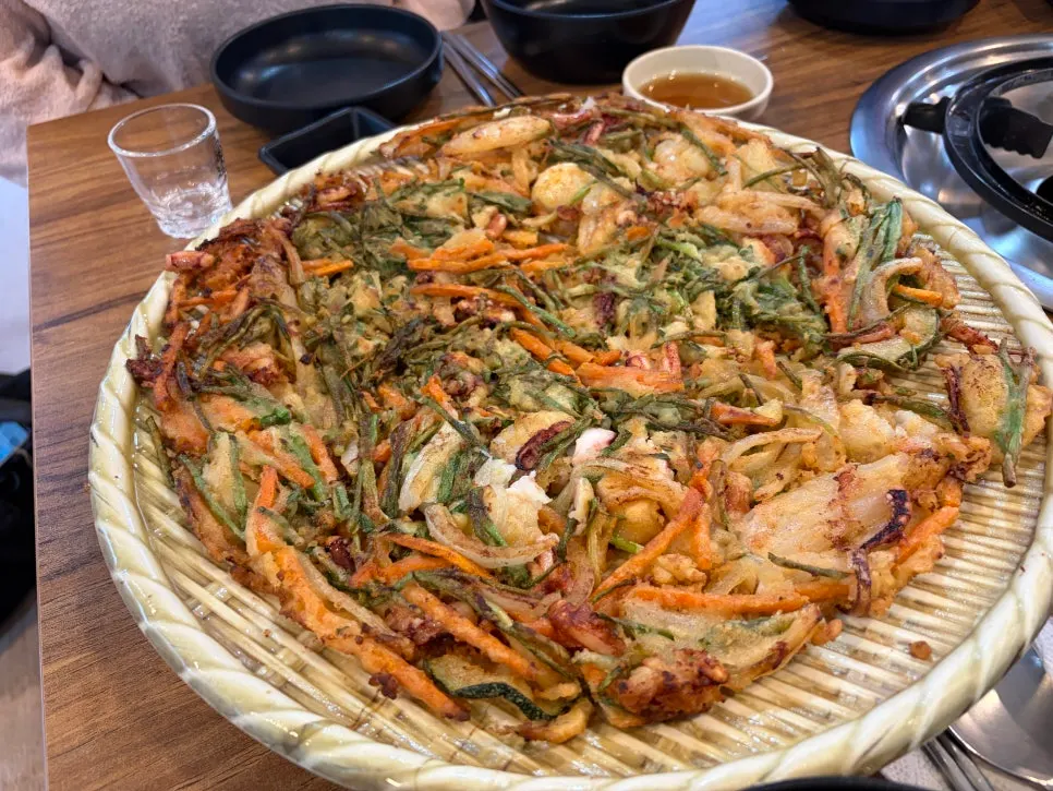 Crispy seafood pajeon from Jedam Kalguksu Hyangnam Branch