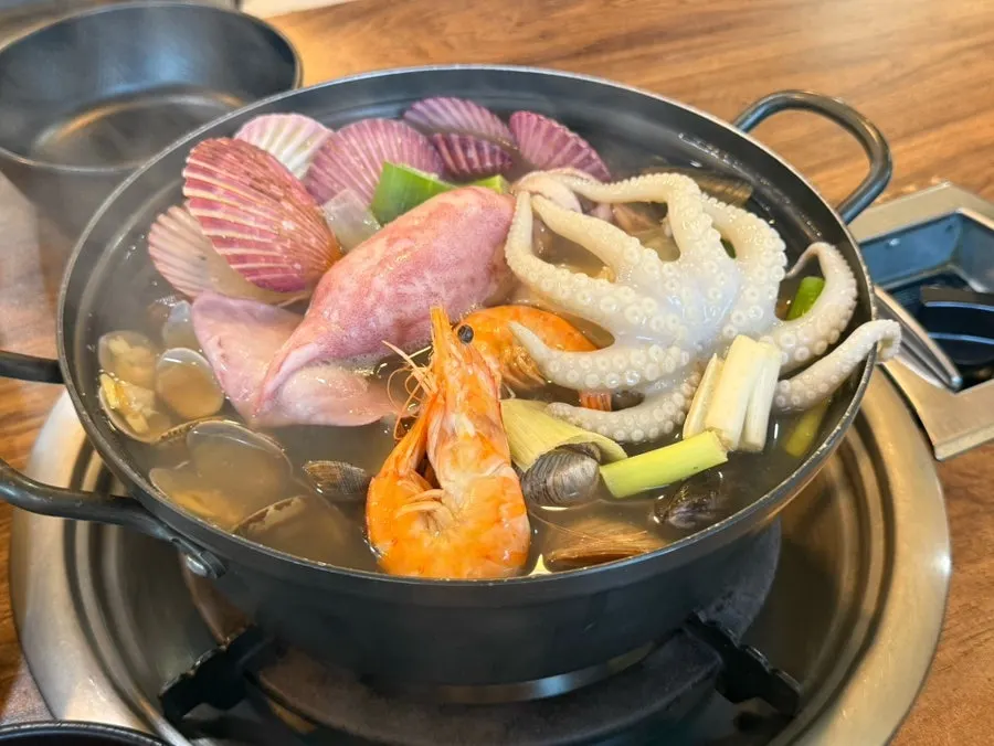 먹기 좋게 잘려 나온 해물파전