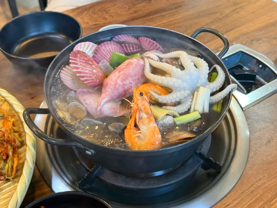 바삭하게 구워진 해물파전 한 조각